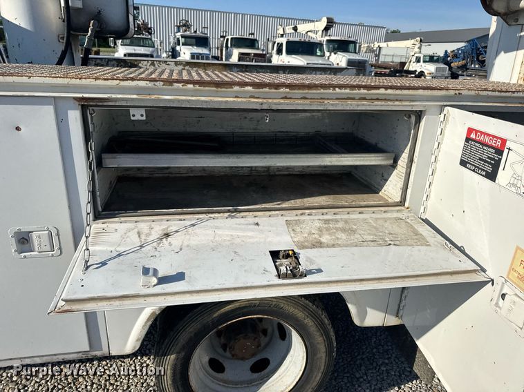 image for item DV4015 2004 Ford F450 Super Duty XL bucket truck