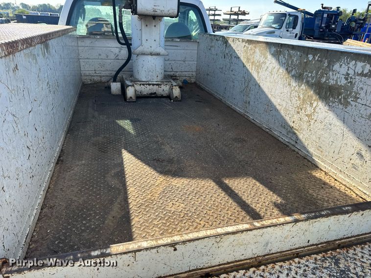 image for item DV4015 2004 Ford F450 Super Duty XL bucket truck