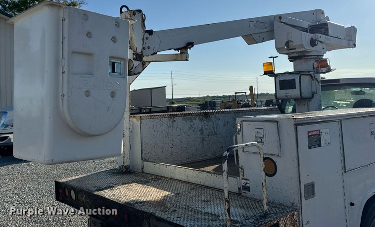 image for item DV4015 2004 Ford F450 Super Duty XL bucket truck
