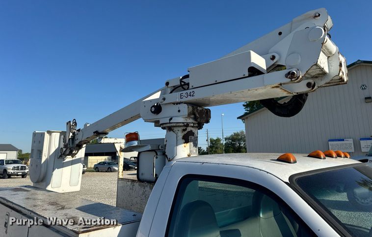 image for item DV4015 2004 Ford F450 Super Duty XL bucket truck