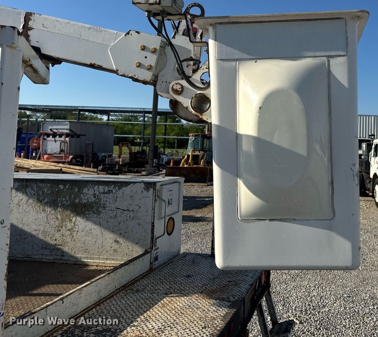 image for item DV4015 2004 Ford F450 Super Duty XL bucket truck