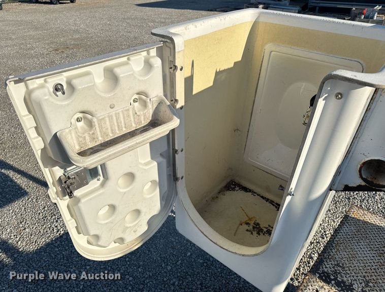 image for item DV4015 2004 Ford F450 Super Duty XL bucket truck