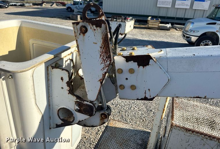 image for item DV4015 2004 Ford F450 Super Duty XL bucket truck