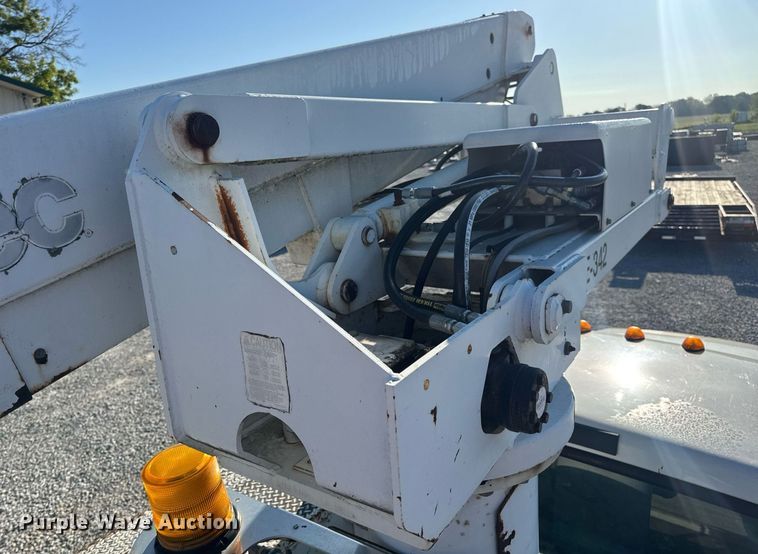 image for item DV4015 2004 Ford F450 Super Duty XL bucket truck