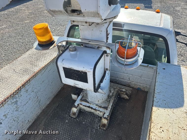 image for item DV4015 2004 Ford F450 Super Duty XL bucket truck