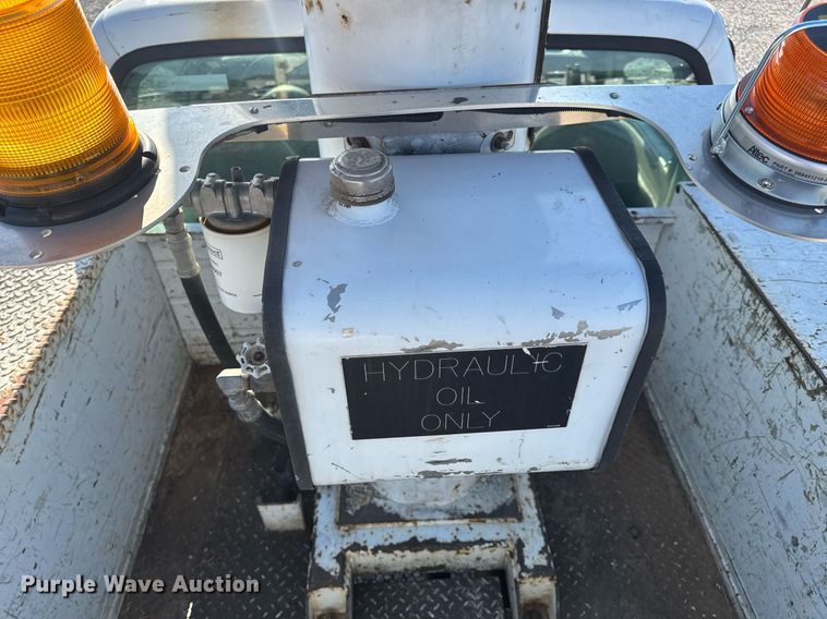 image for item DV4015 2004 Ford F450 Super Duty XL bucket truck