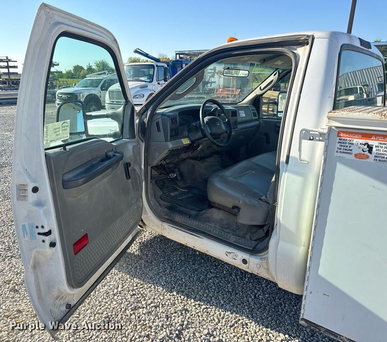 image for item DV4015 2004 Ford F450 Super Duty XL bucket truck