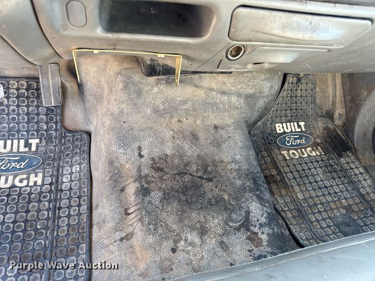 image for item DV4015 2004 Ford F450 Super Duty XL bucket truck