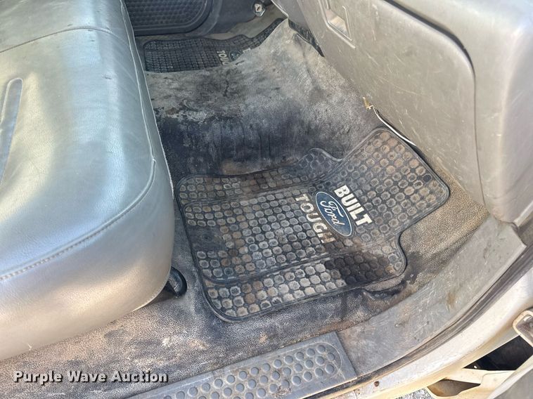 image for item DV4015 2004 Ford F450 Super Duty XL bucket truck