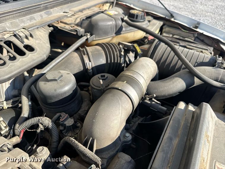 image for item DV4015 2004 Ford F450 Super Duty XL bucket truck