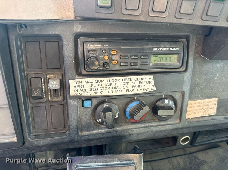 image for item DV4017 1999 International 4900 flatbed truck