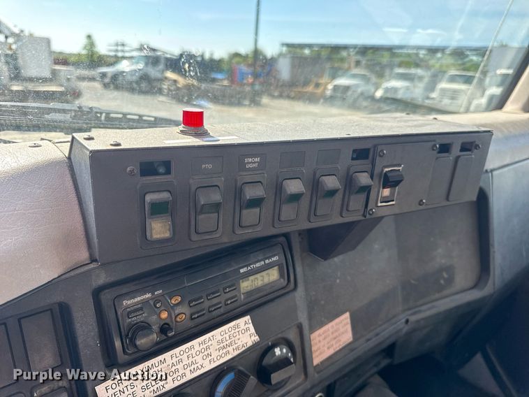 image for item DV4017 1999 International 4900 flatbed truck