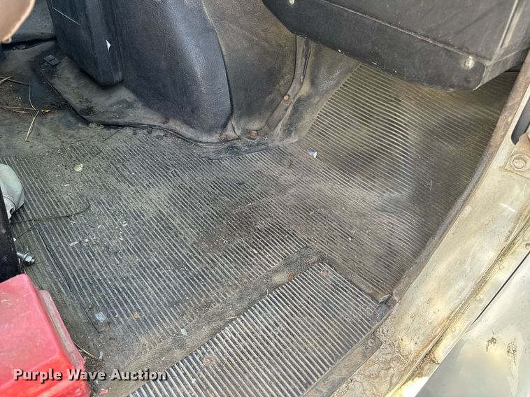 image for item DV4017 1999 International 4900 flatbed truck