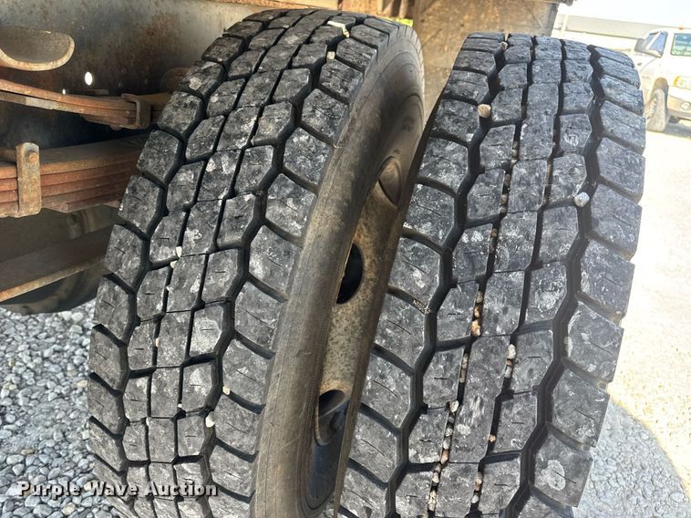 image for item DV4017 1999 International 4900 flatbed truck