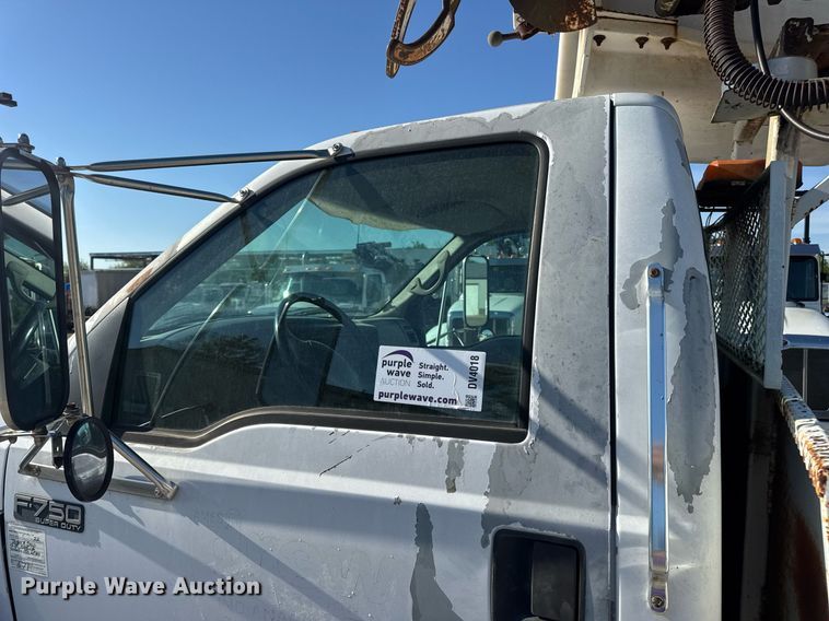 image for item DV4018 2000 Ford F750 Super Duty XL digger derrick truck