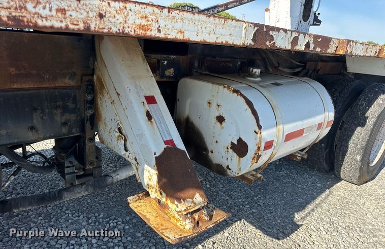 image for item DV4018 2000 Ford F750 Super Duty XL digger derrick truck