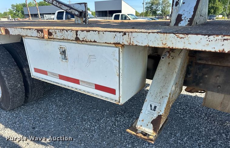 image for item DV4018 2000 Ford F750 Super Duty XL digger derrick truck