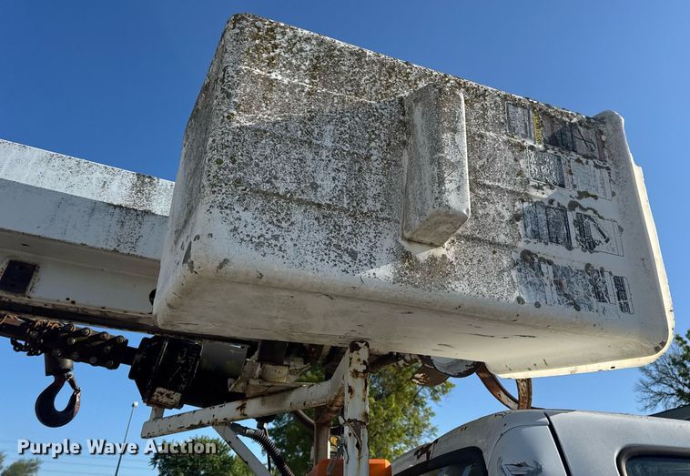 image for item DV4018 2000 Ford F750 Super Duty XL digger derrick truck