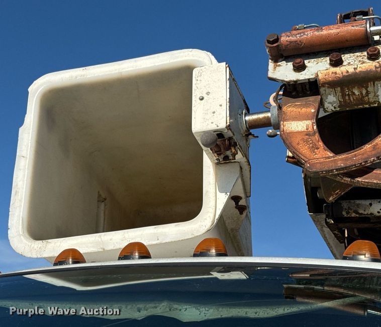 image for item DV4018 2000 Ford F750 Super Duty XL digger derrick truck