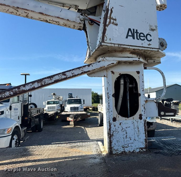 image for item DV4018 2000 Ford F750 Super Duty XL digger derrick truck