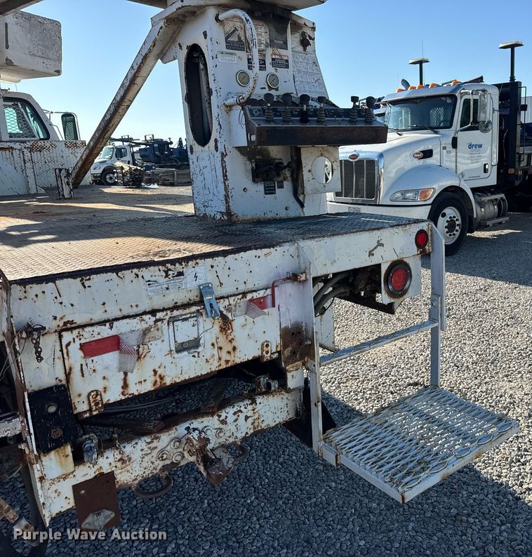 image for item DV4018 2000 Ford F750 Super Duty XL digger derrick truck