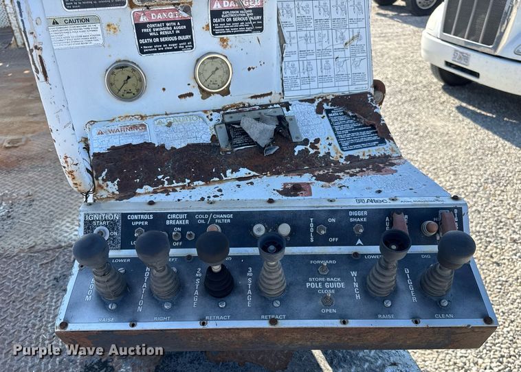 image for item DV4018 2000 Ford F750 Super Duty XL digger derrick truck