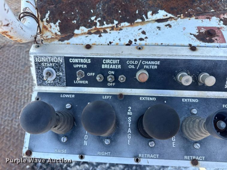 image for item DV4018 2000 Ford F750 Super Duty XL digger derrick truck