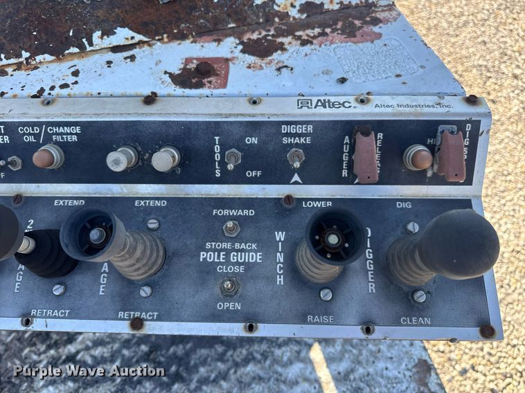 image for item DV4018 2000 Ford F750 Super Duty XL digger derrick truck