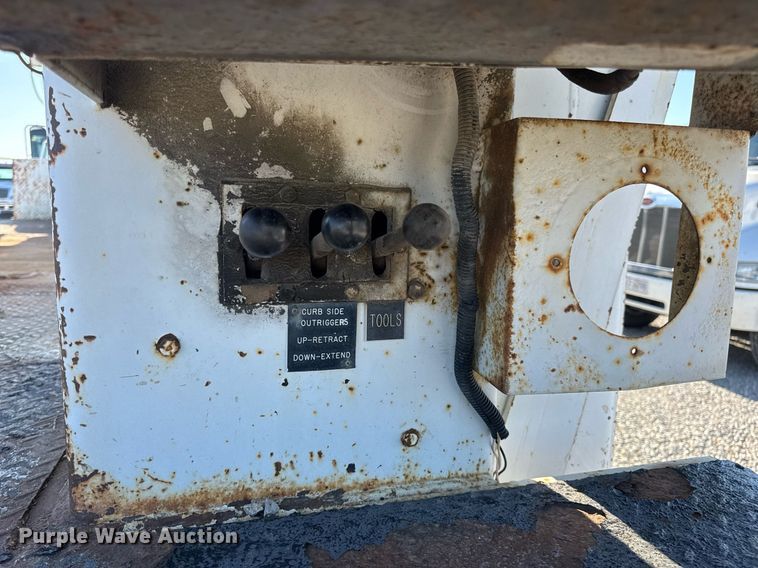 image for item DV4018 2000 Ford F750 Super Duty XL digger derrick truck