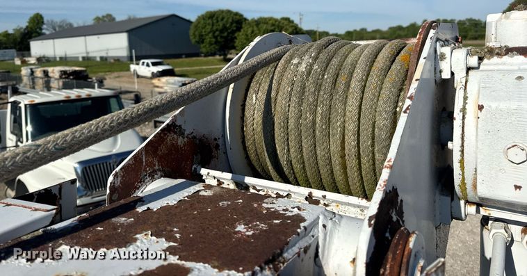 image for item DV4018 2000 Ford F750 Super Duty XL digger derrick truck