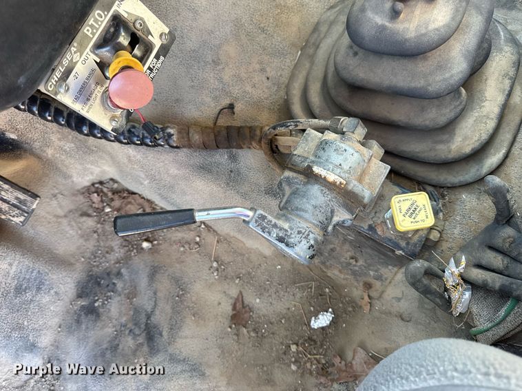 image for item DV4018 2000 Ford F750 Super Duty XL digger derrick truck