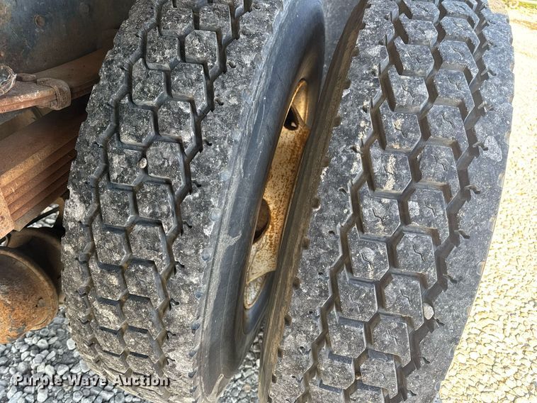 image for item DV4018 2000 Ford F750 Super Duty XL digger derrick truck