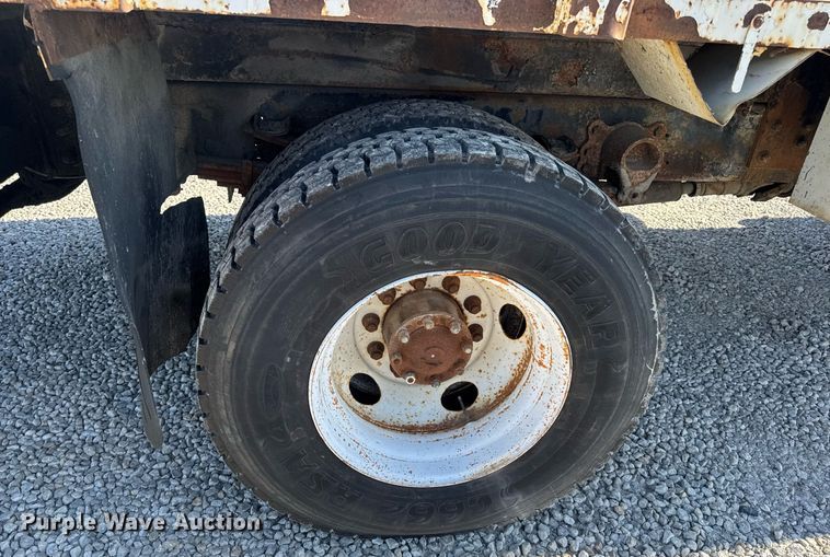 image for item DV4018 2000 Ford F750 Super Duty XL digger derrick truck