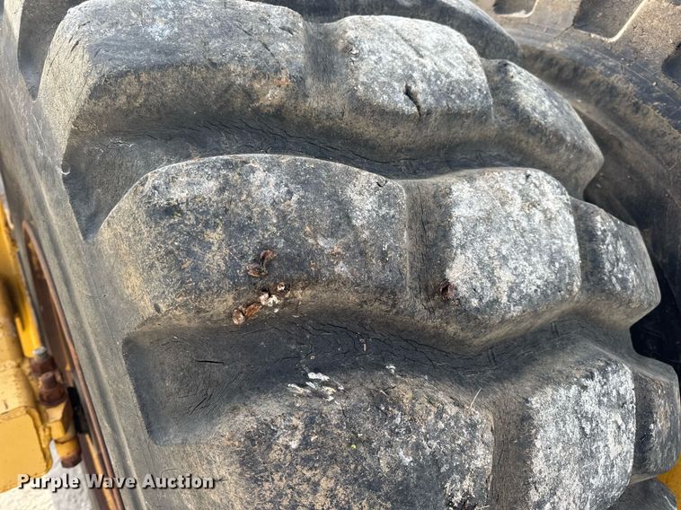 image for item DV4024 2007 John Deere 2112E scraper