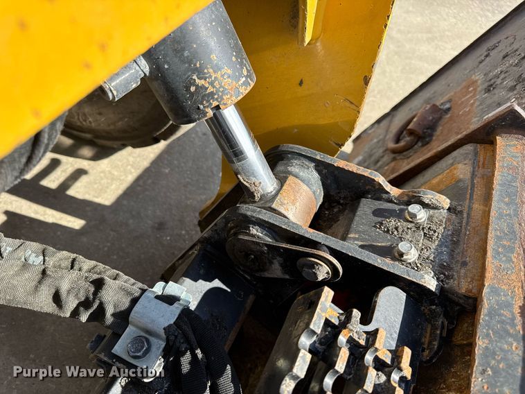 image for item DV4028 2018 Caterpillar 262D skid steer loader