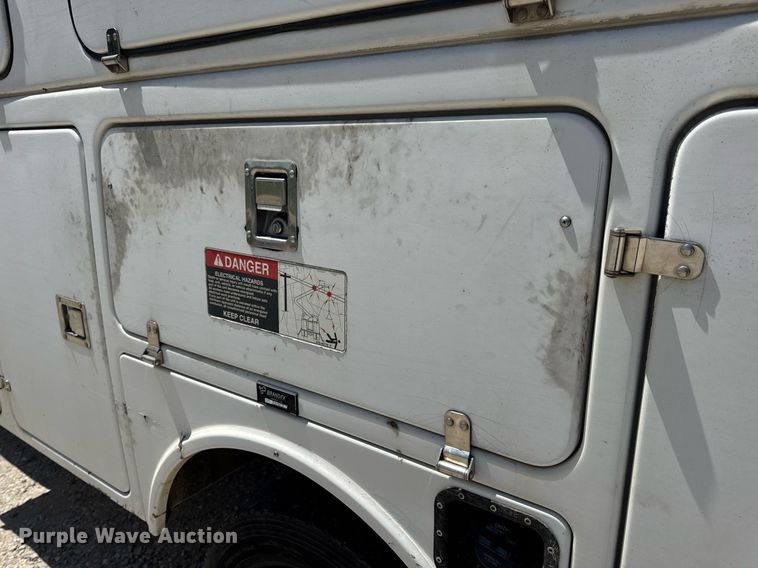 image for item DV4032 2011 Ford F450 Super Duty XL bucket truck