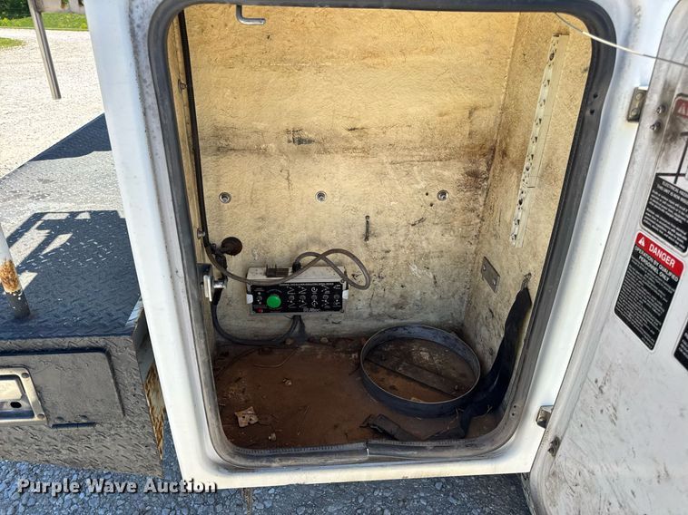 image for item DV4032 2011 Ford F450 Super Duty XL bucket truck