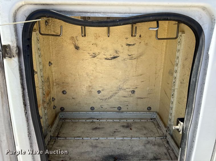 image for item DV4032 2011 Ford F450 Super Duty XL bucket truck