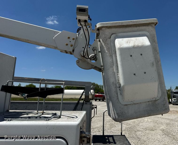 image for item DV4032 2011 Ford F450 Super Duty XL bucket truck