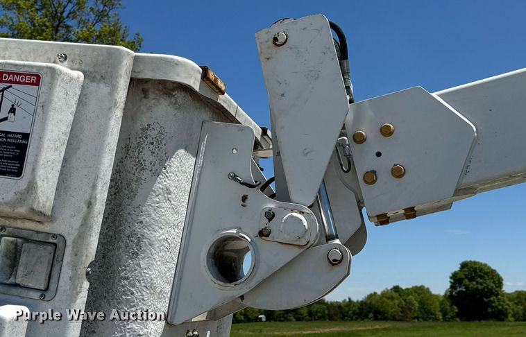 image for item DV4032 2011 Ford F450 Super Duty XL bucket truck