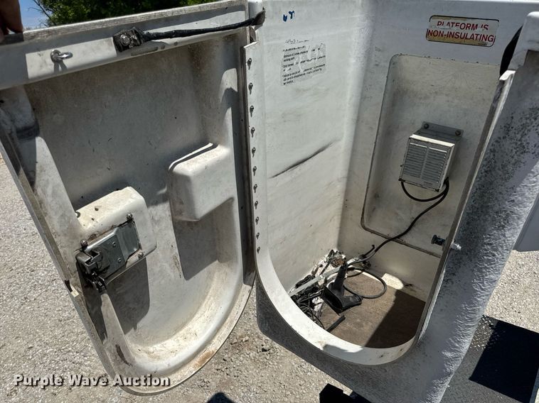 image for item DV4032 2011 Ford F450 Super Duty XL bucket truck