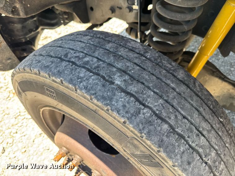 image for item DV4032 2011 Ford F450 Super Duty XL bucket truck