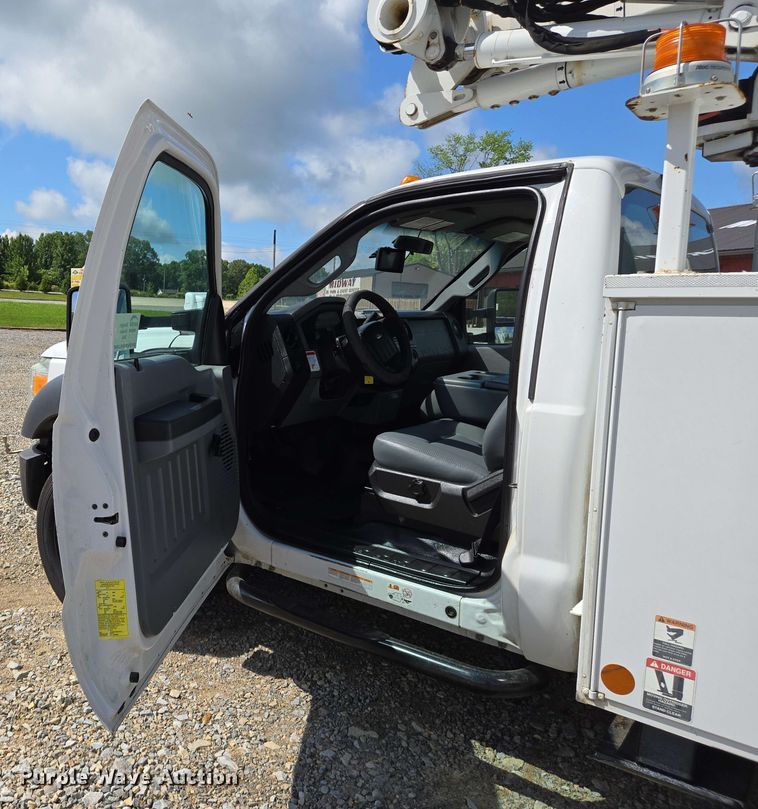 image for item DW7007 2014 Ford F550 XL Super Duty bucket truck