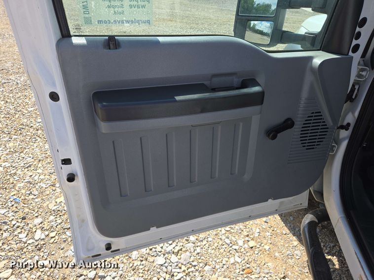 image for item DW7007 2014 Ford F550 XL Super Duty bucket truck