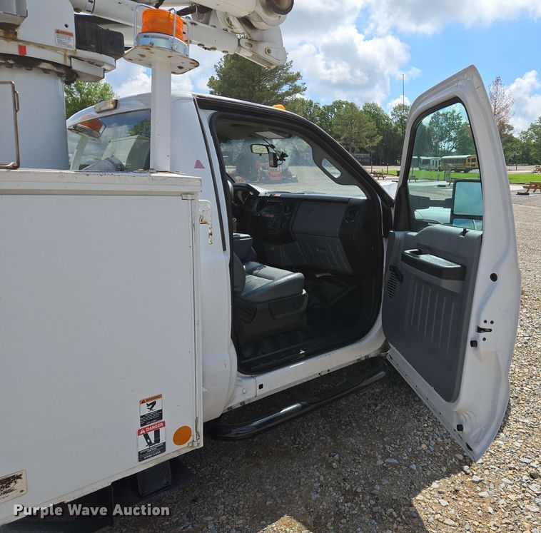 image for item DW7007 2014 Ford F550 XL Super Duty bucket truck