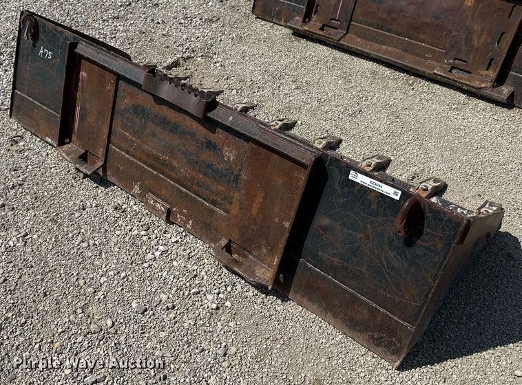 image for item DZ4044 Caterpillar skid steer bucket