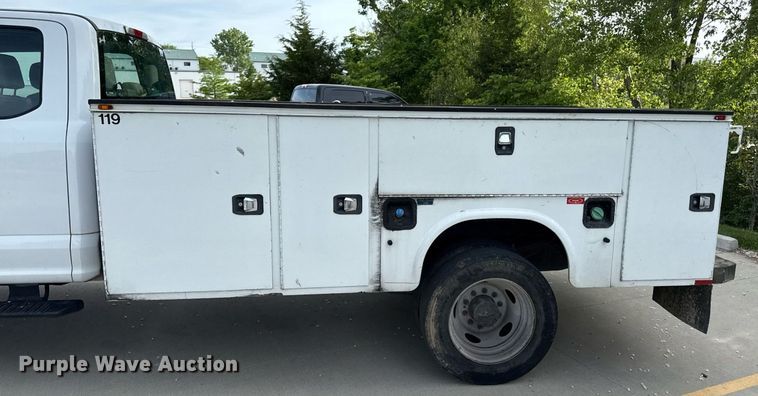 image for item DZ4066 2017 Ford F450 Super Duty Ext. Cab utility / service truck