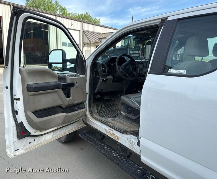 image for item DZ4066 2017 Ford F450 Super Duty Ext. Cab utility / service truck