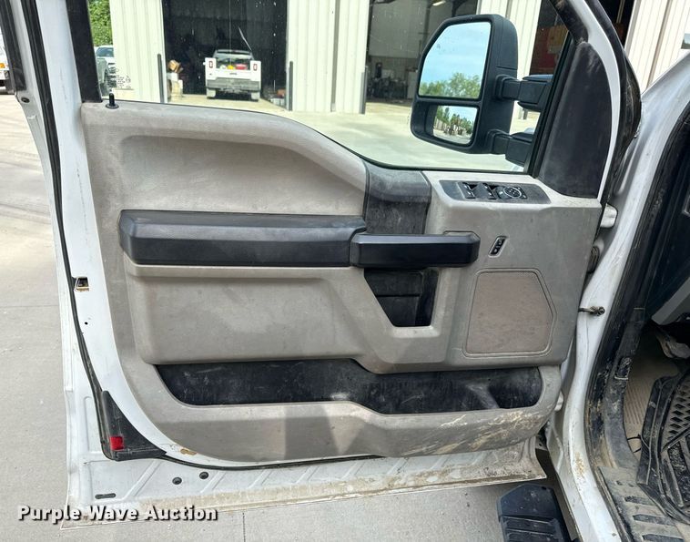 image for item DZ4066 2017 Ford F450 Super Duty Ext. Cab utility / service truck