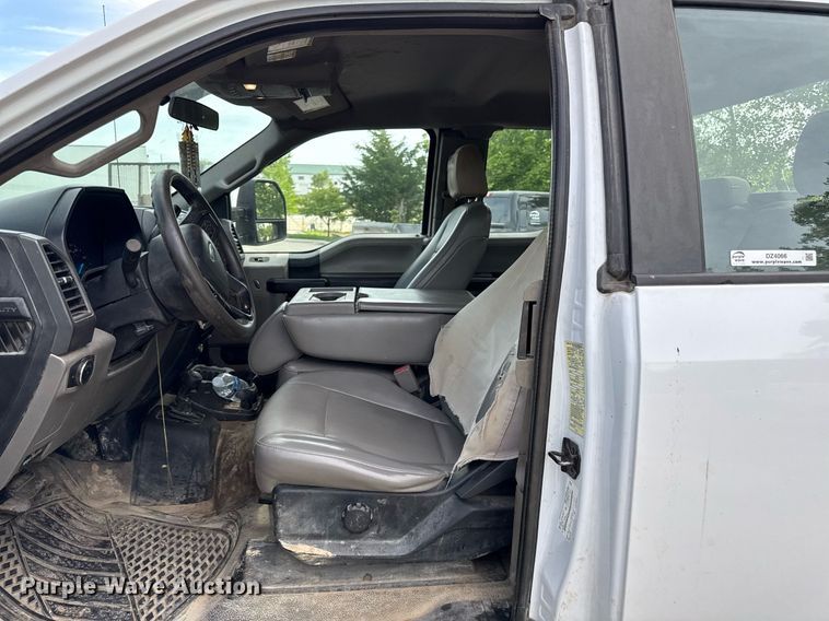 image for item DZ4066 2017 Ford F450 Super Duty Ext. Cab utility / service truck